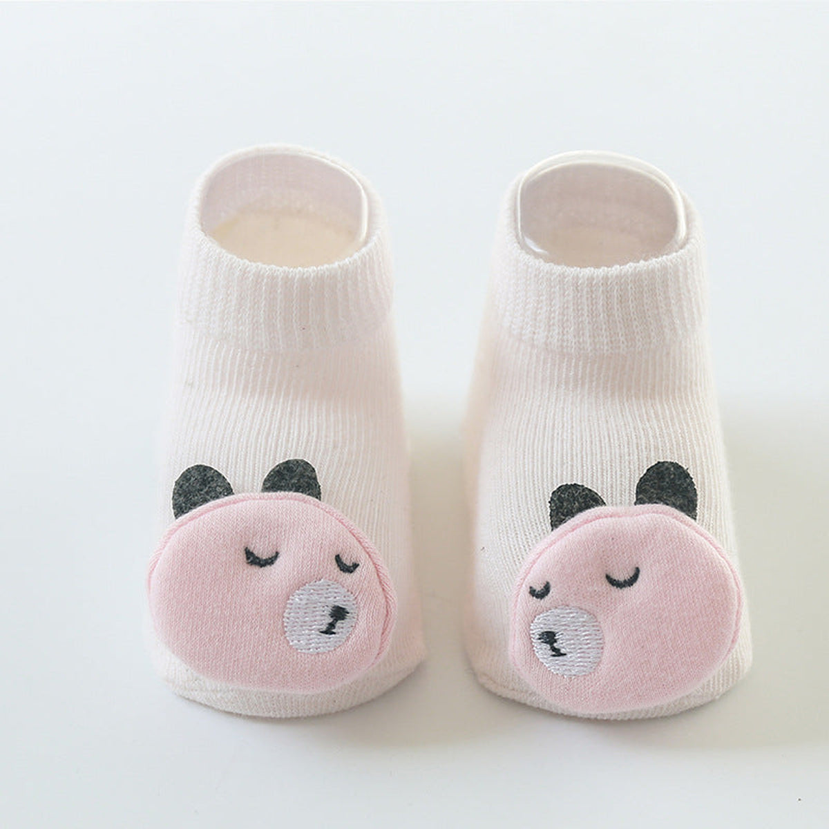 Une paire de chaussettes antidérapantes bébé, motif ours