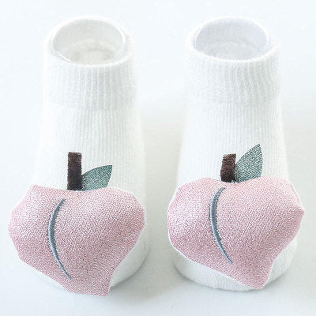 Une paire de chaussettes antidérapantes bébé, motif pêche