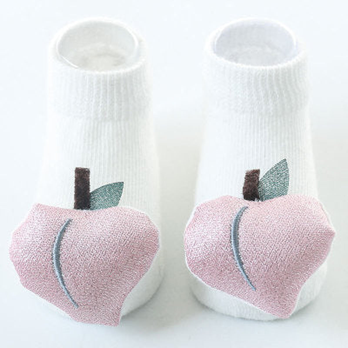 Une paire de chaussettes antidérapantes bébé, motif pêche