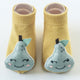 Une paire de chaussettes antidérapantes bébé, motif poire