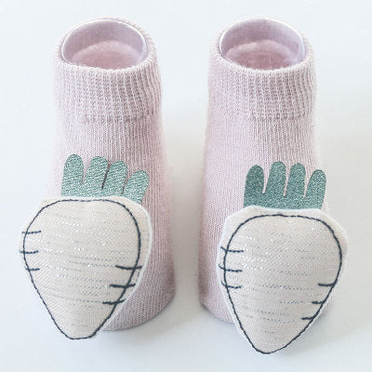 Une paire de chaussettes antidérapantes bébé, motif radis