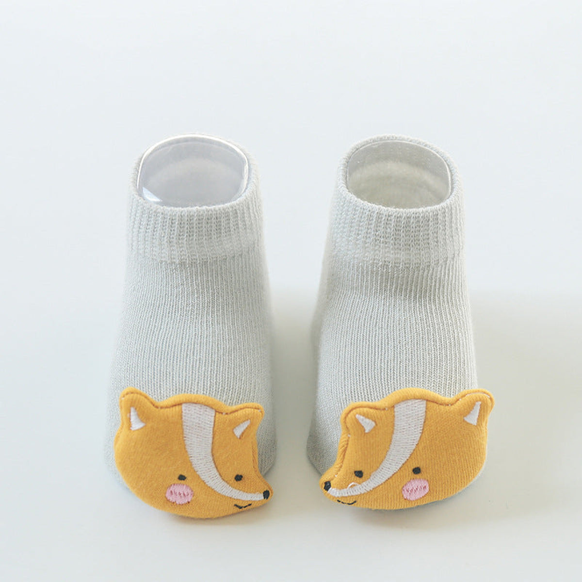 Une paire de chaussettes antidérapantes bébé, motif renard