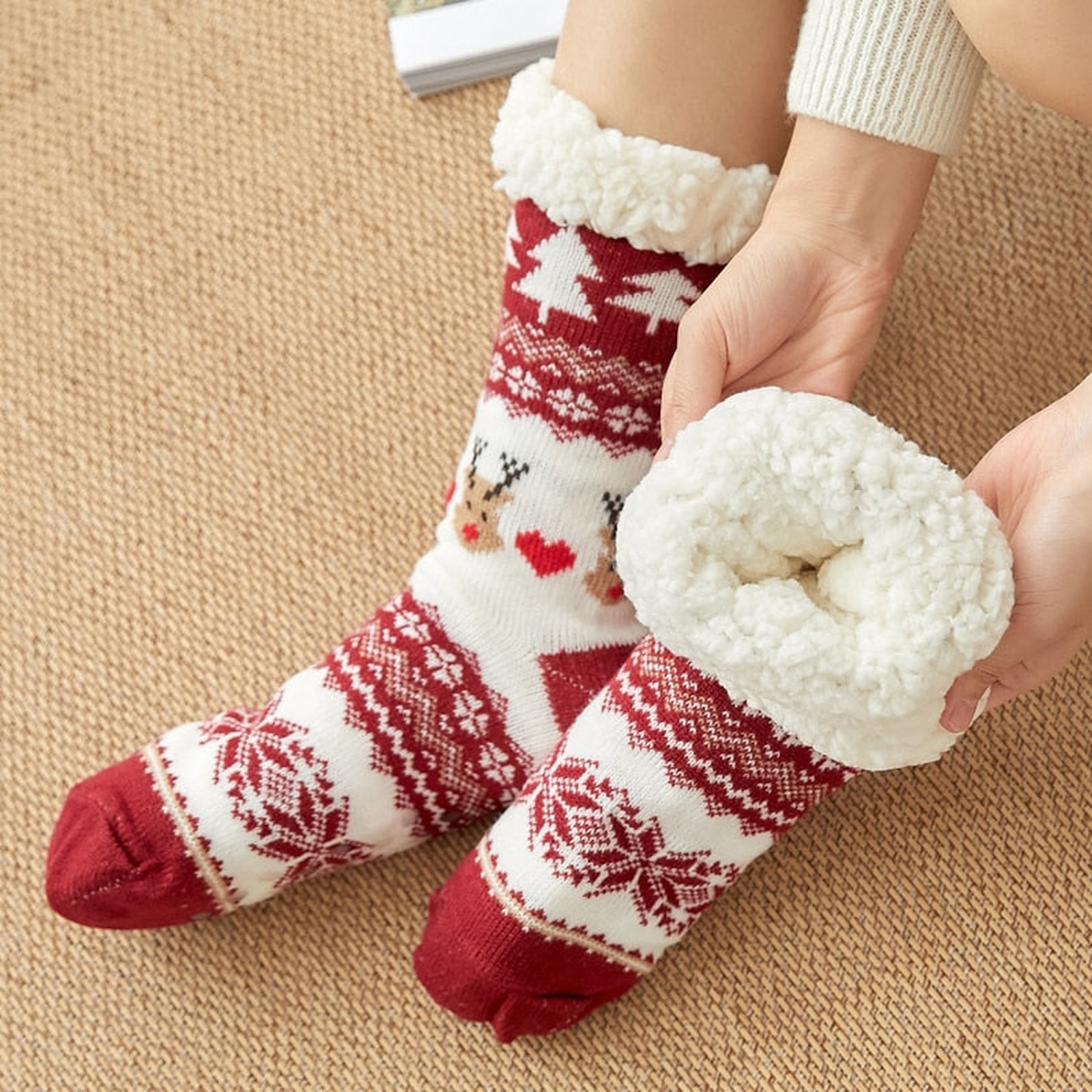 Détail du revers blanc et des motifs de la paire de chaussettes de Noël rouge Image