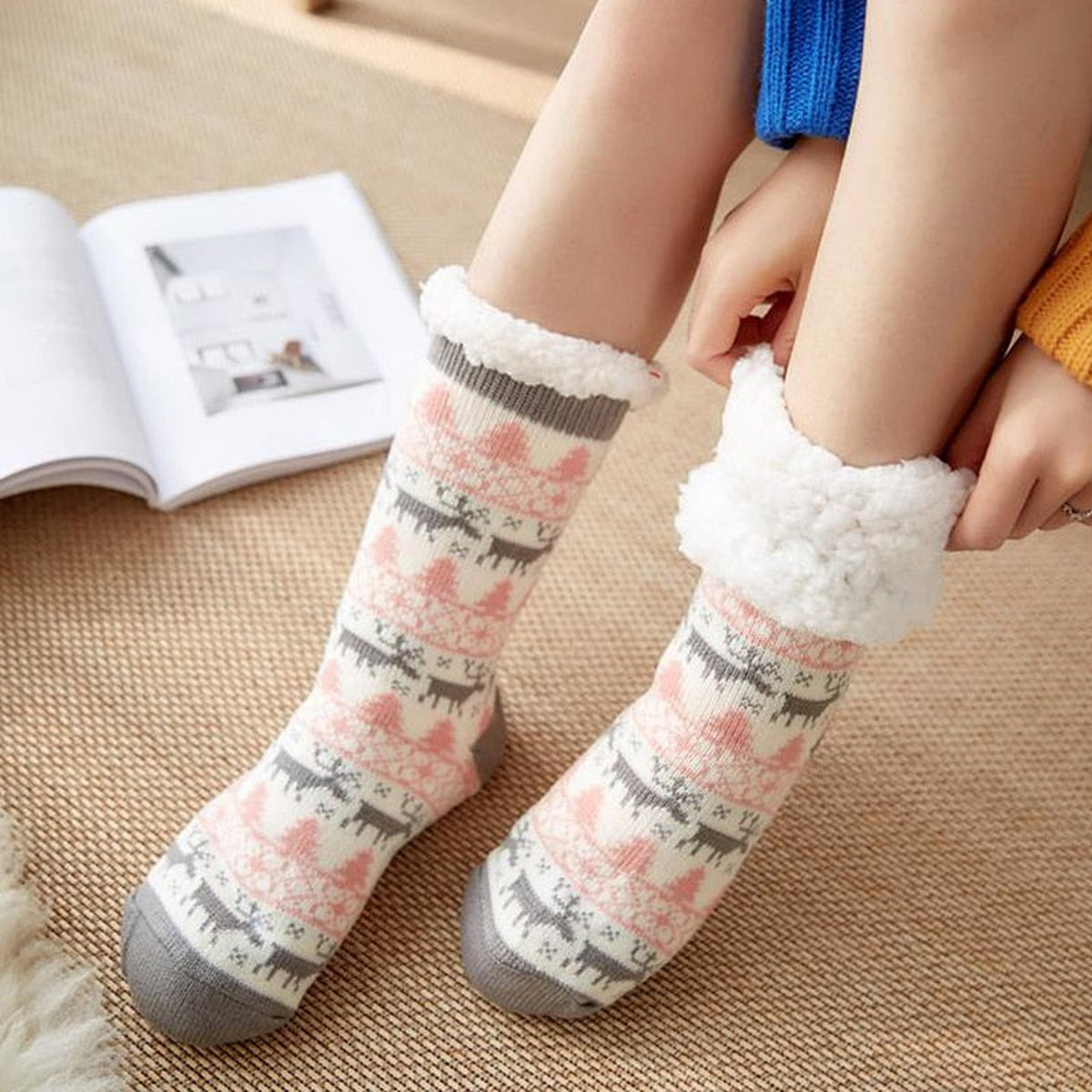 Chaussettes de Noël gris et rose portées avec leur revers blanc