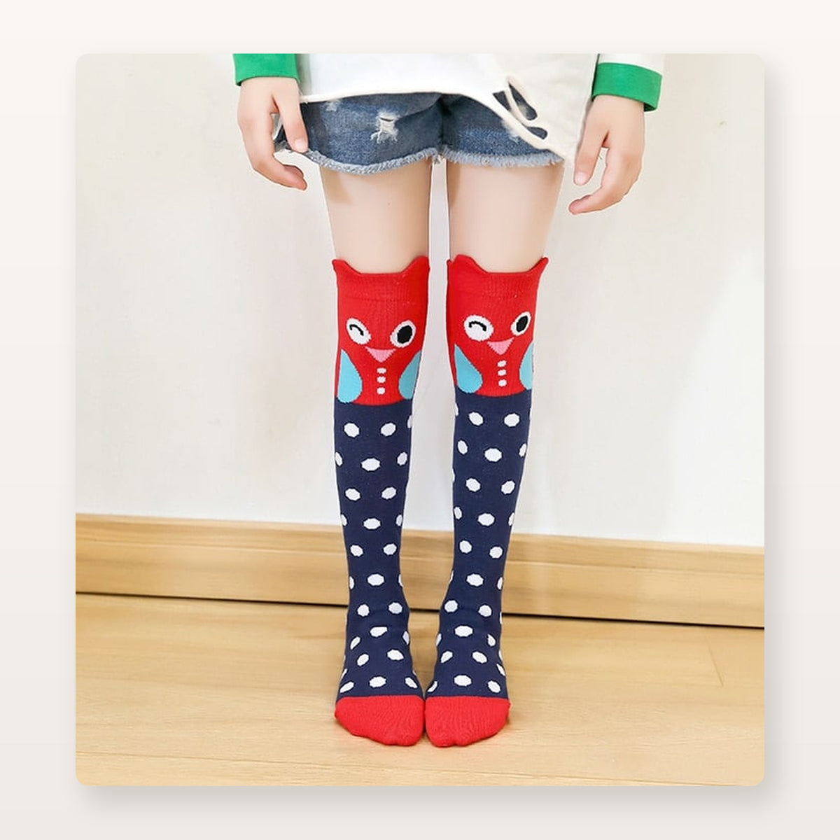 Chaussettes hautes enfant bleues à chouette rouge et pois blancs, portées sous le genou