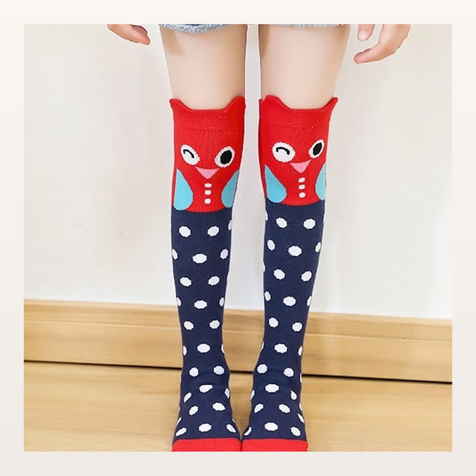 Détail d'une paire de chaussettes enfant bleues à chouettes et pois blancs Image