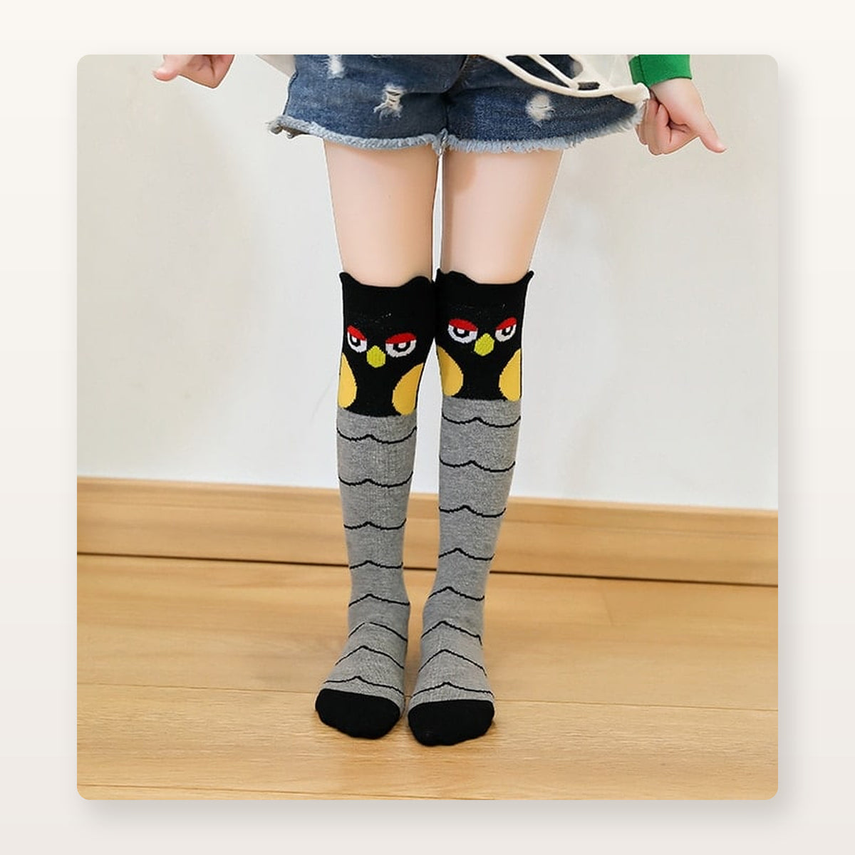 Chaussettes hautes enfant grises à chouette noire, portées sous le genou