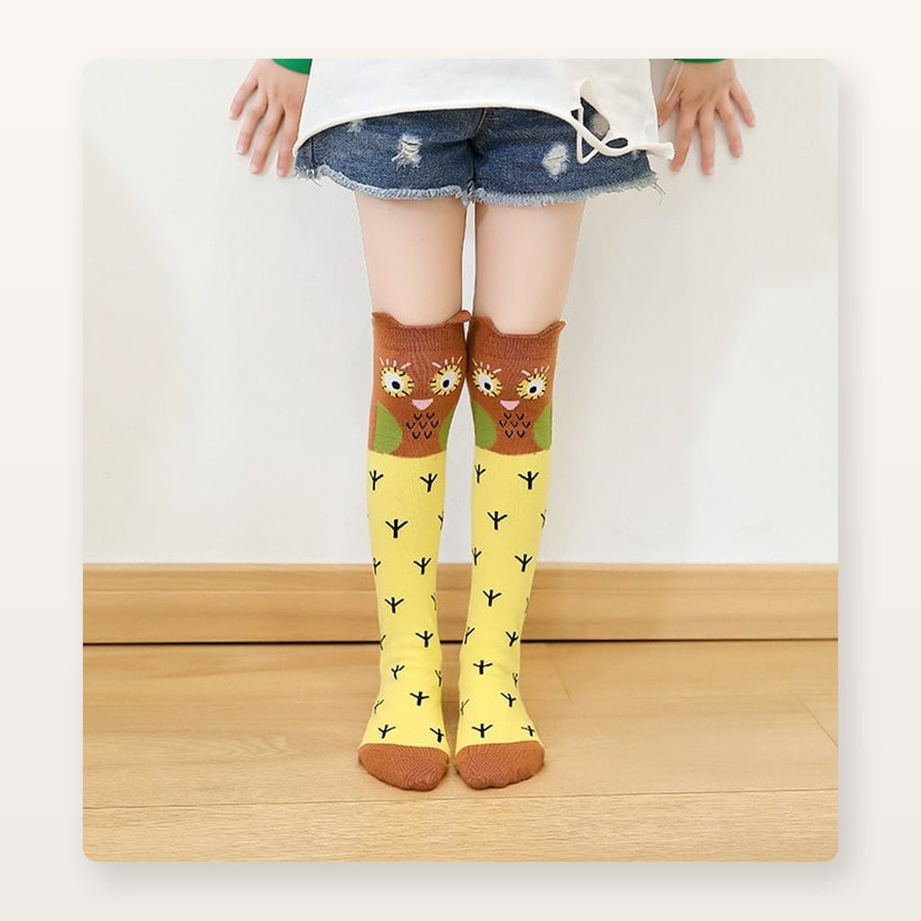 Chaussettes hautes enfant jaunes à chouette brune, portées sous le genou