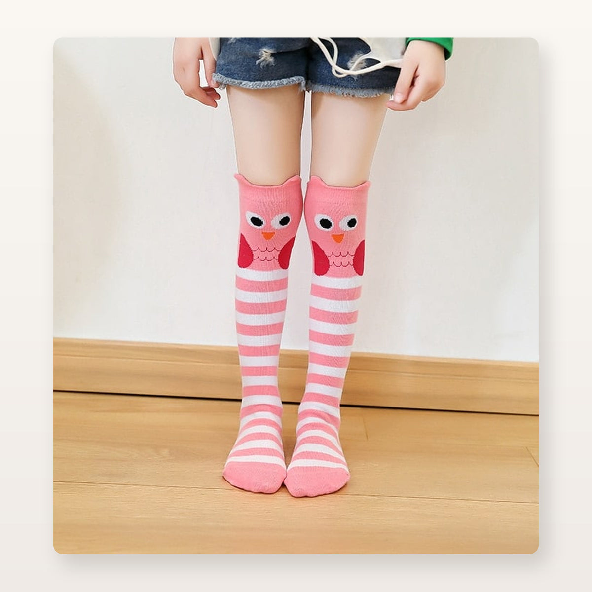 Chaussettes hautes enfant roses à chouette et rayures, portées sous le genou