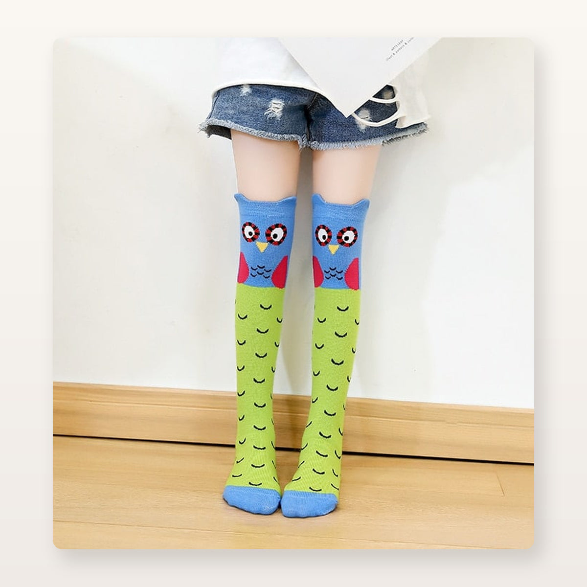 Chaussettes hautes enfant vertes à chouette bleue, portées sous le genou