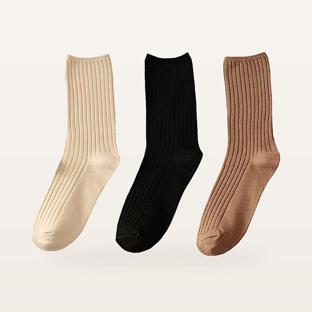 Lot de trois paires de chaussettes côtelées femme, une paire écru, une noir et une caramel