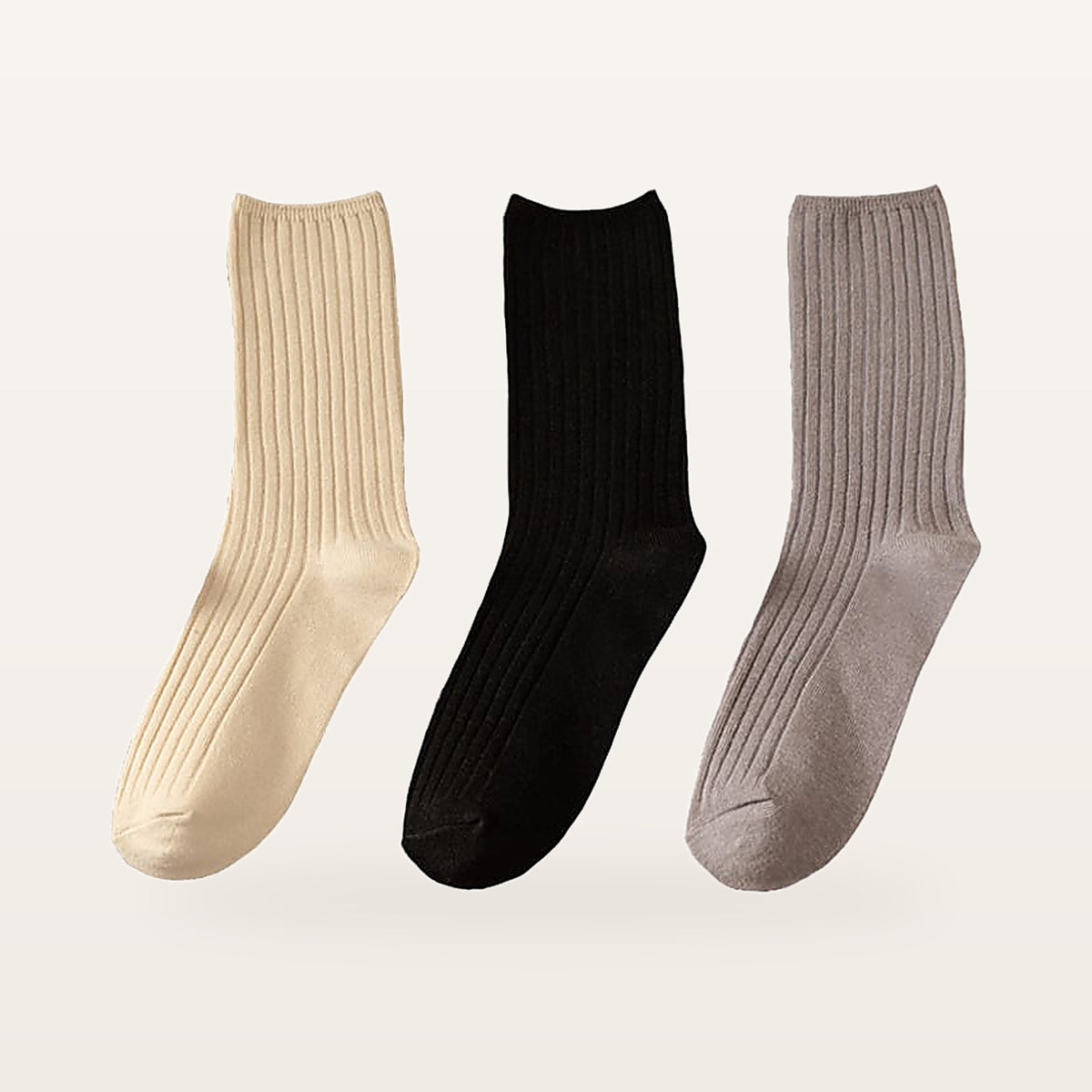 Lot de trois paires de chaussettes côtelées femme, une paire écru, une noir et une taupe