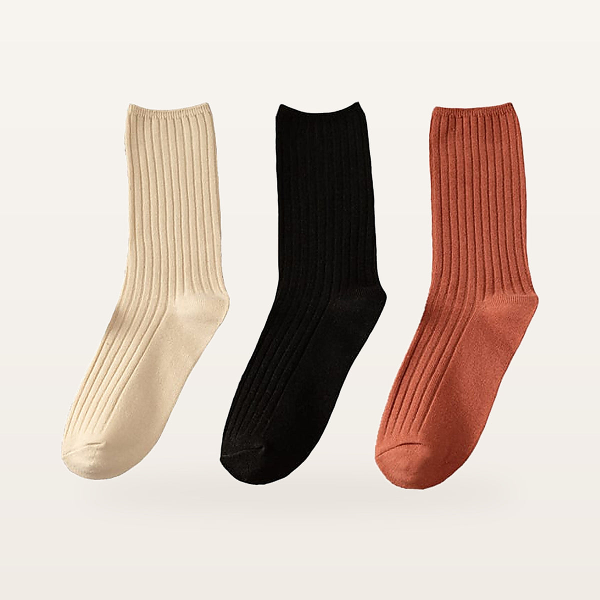 Lot de trois paires de chaussettes côtelées femme, une paire écru, une noir et une terracotta