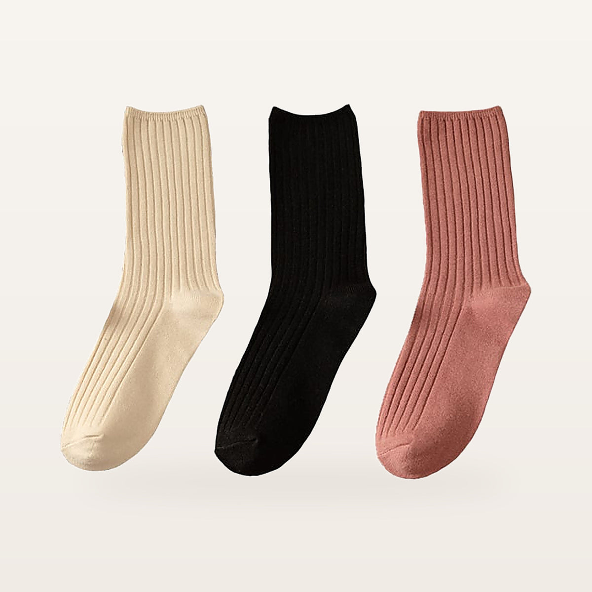 Lot de trois paires de chaussettes côtelées femme, une paire écru, une noir et une rose bois