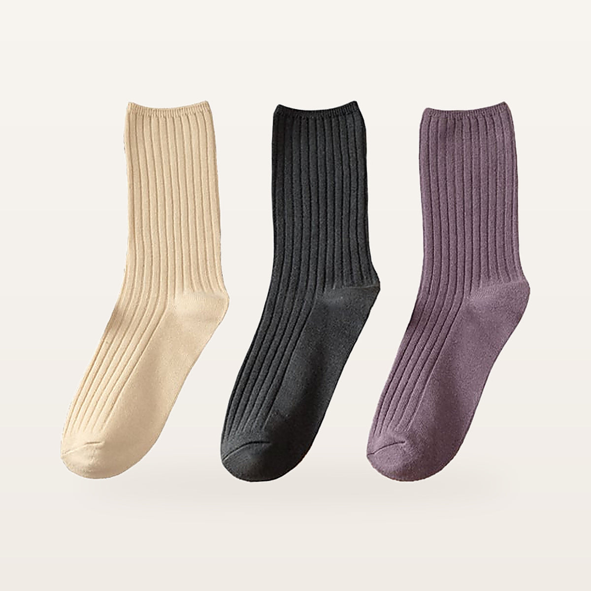 Lot de trois paires de chaussettes côtelées femme, une paire écru, une anthracite et une prune