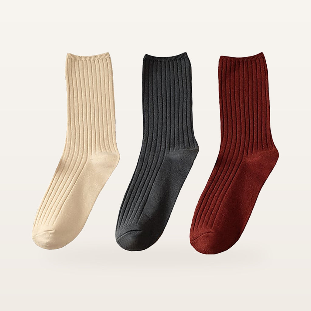 Lot de trois paires de chaussettes côtelées femme, une paire écru, une anthracite et une bordeaux