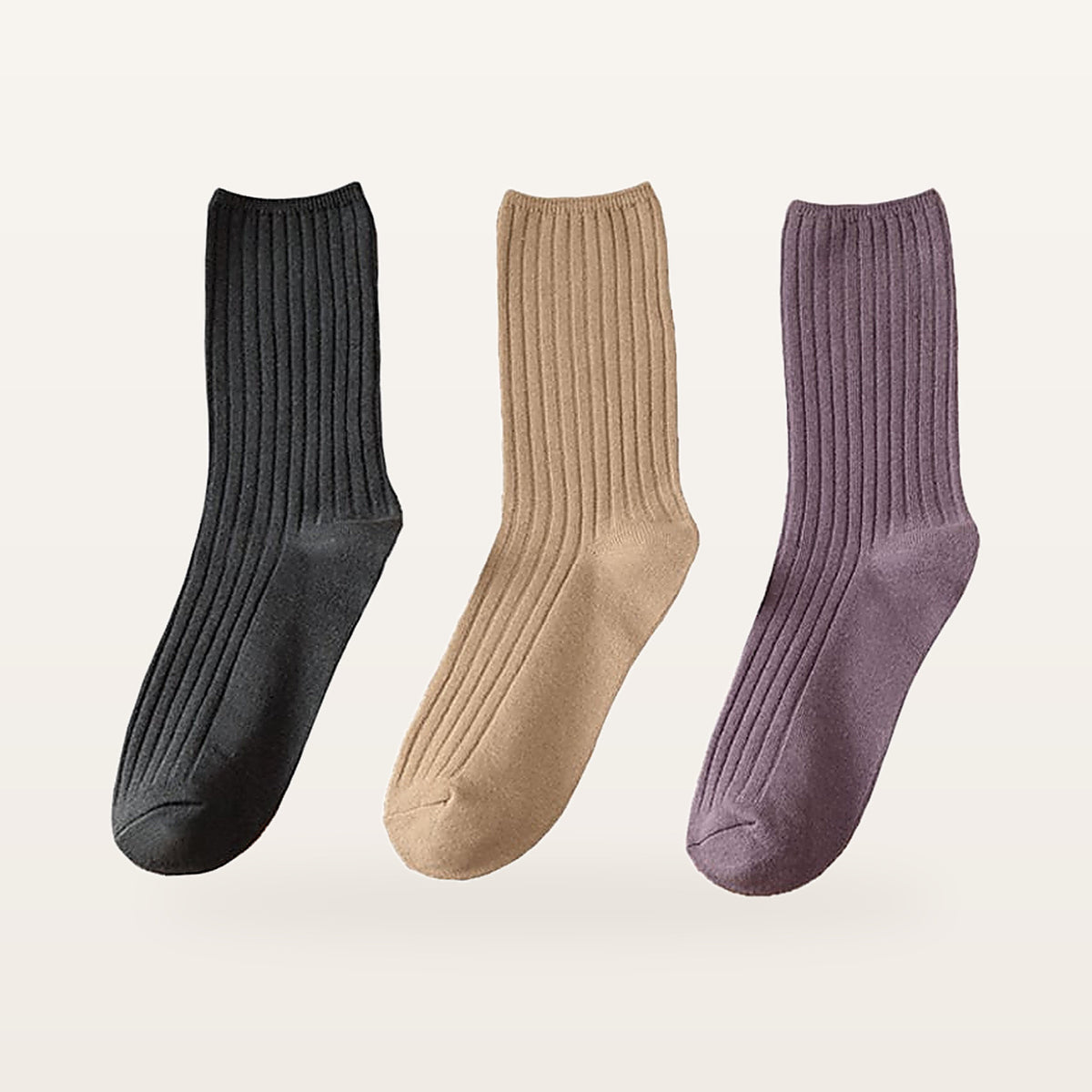 Lot de trois paires de chaussettes côtelées femme, une paire anthracite, une sable et une prune