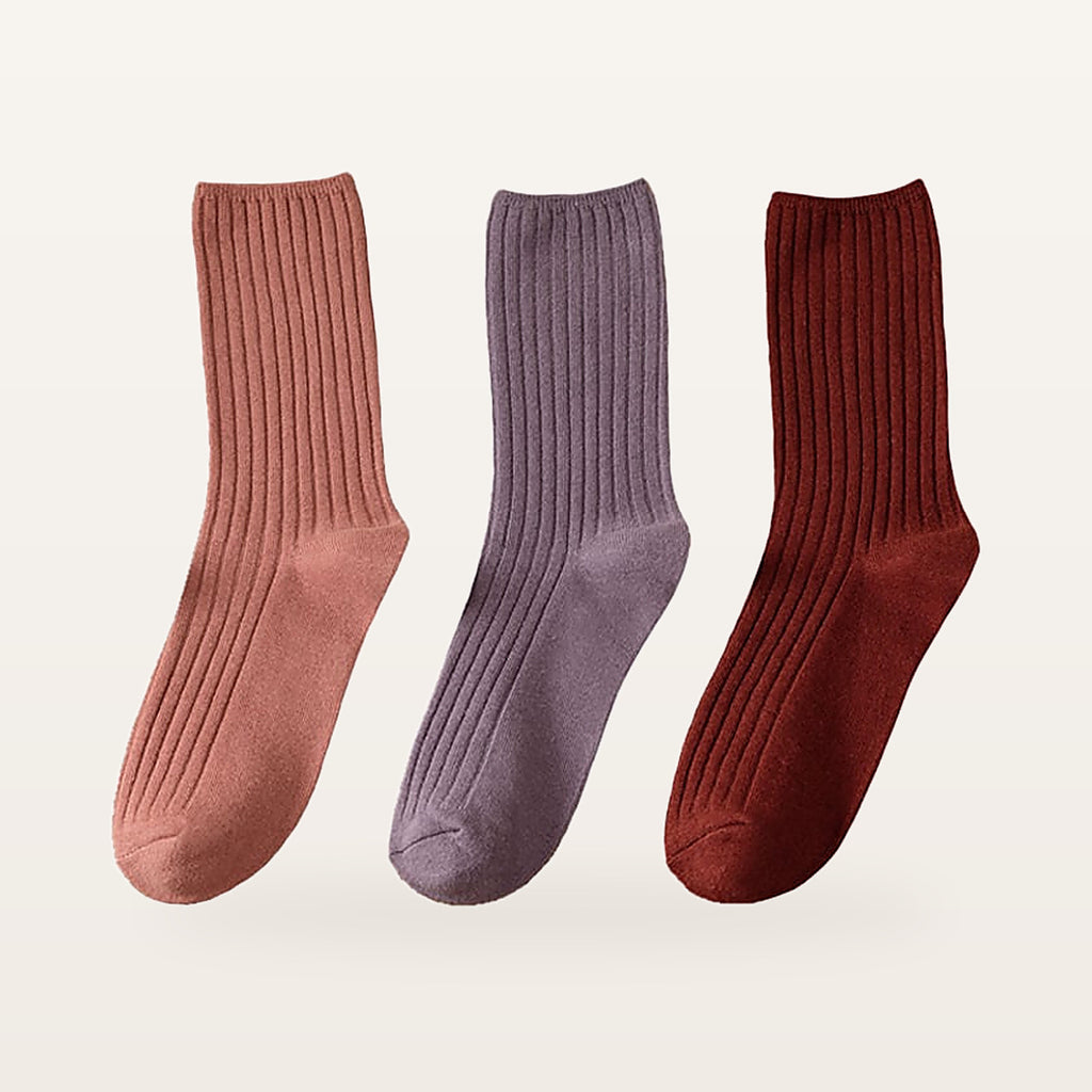 Lot de trois paires de chaussettes côtelées femme, une paire rose bois, une prune et une bordeaux