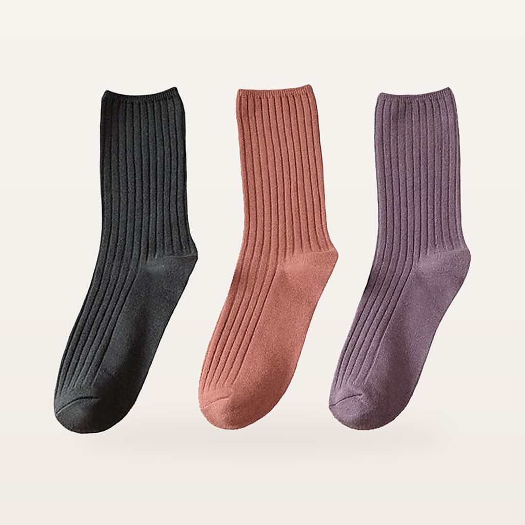 Lot de trois paires de chaussettes côtelées femme, une paire anthracite, une rose bois et une prune