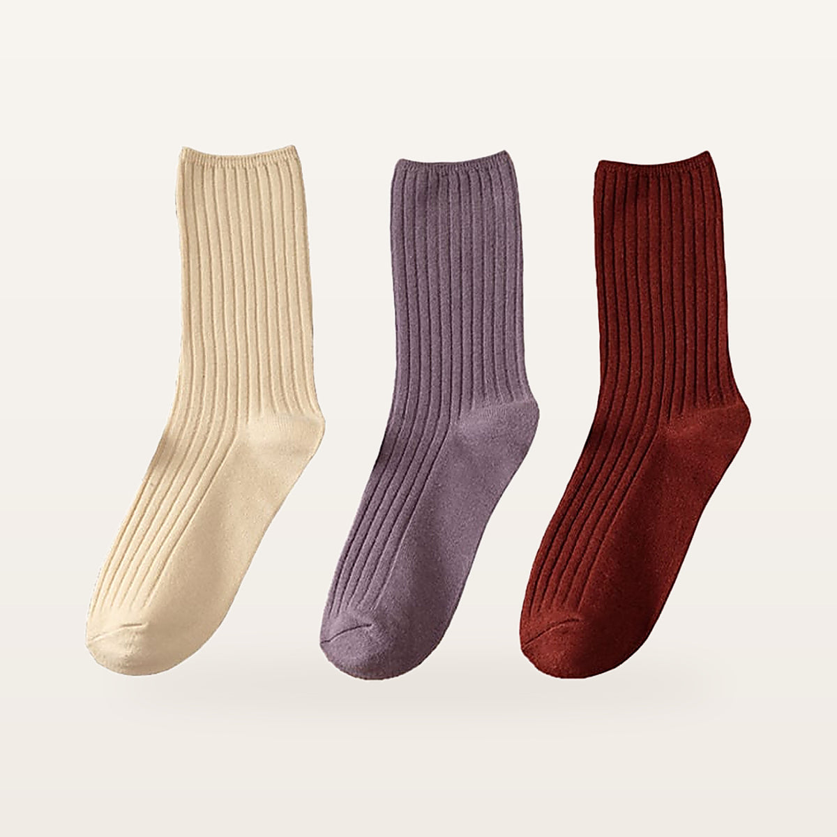 Lot de trois paires de chaussettes côtelées femme, une paire écru, une prune et une bordeaux