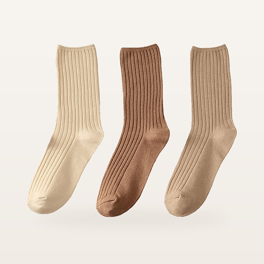 Lot de trois paires de chaussettes côtelées femme, une paire écru, une caramel et une sable