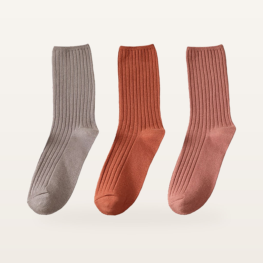 Lot de trois paires de chaussettes côtelées femme, une paire taupe, une terracotta et une rose bois