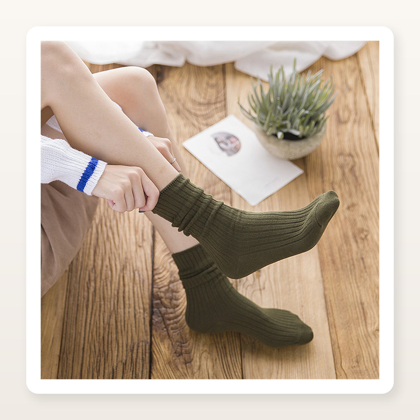 Chaussettes vertes enfilées sur une vraie photo fournisseur Image
