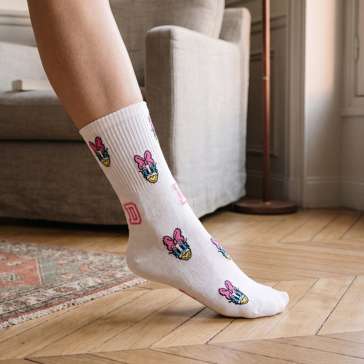 Une chaussette Daisy rose portée dans un coin lecture lumineux Image