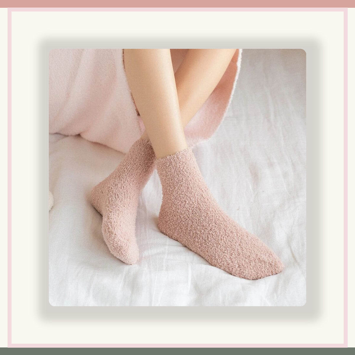 Chaussettes duveteuses portées au retour à la maison Image