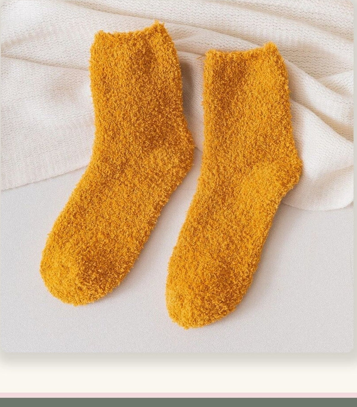 Chaussettes duveteuses jaunes dans le coin lecture