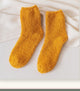 Chaussettes duveteuses jaunes dans le coin lecture