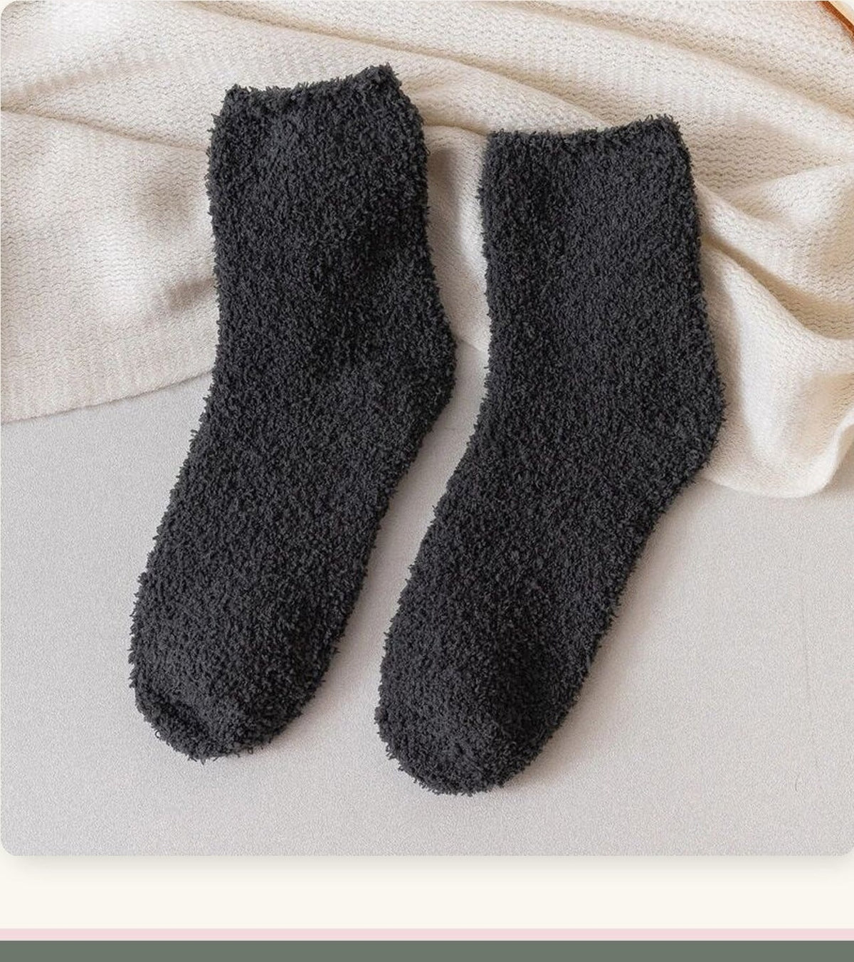 Chaussettes duveteuses unies gris foncé
