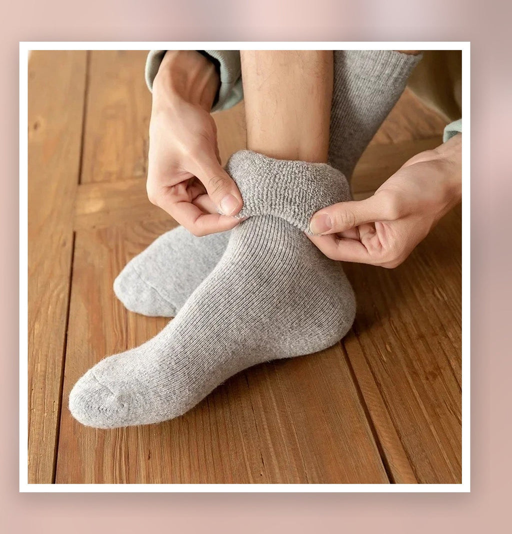 Chaussettes épaisses grises portées avec revers à la cheville