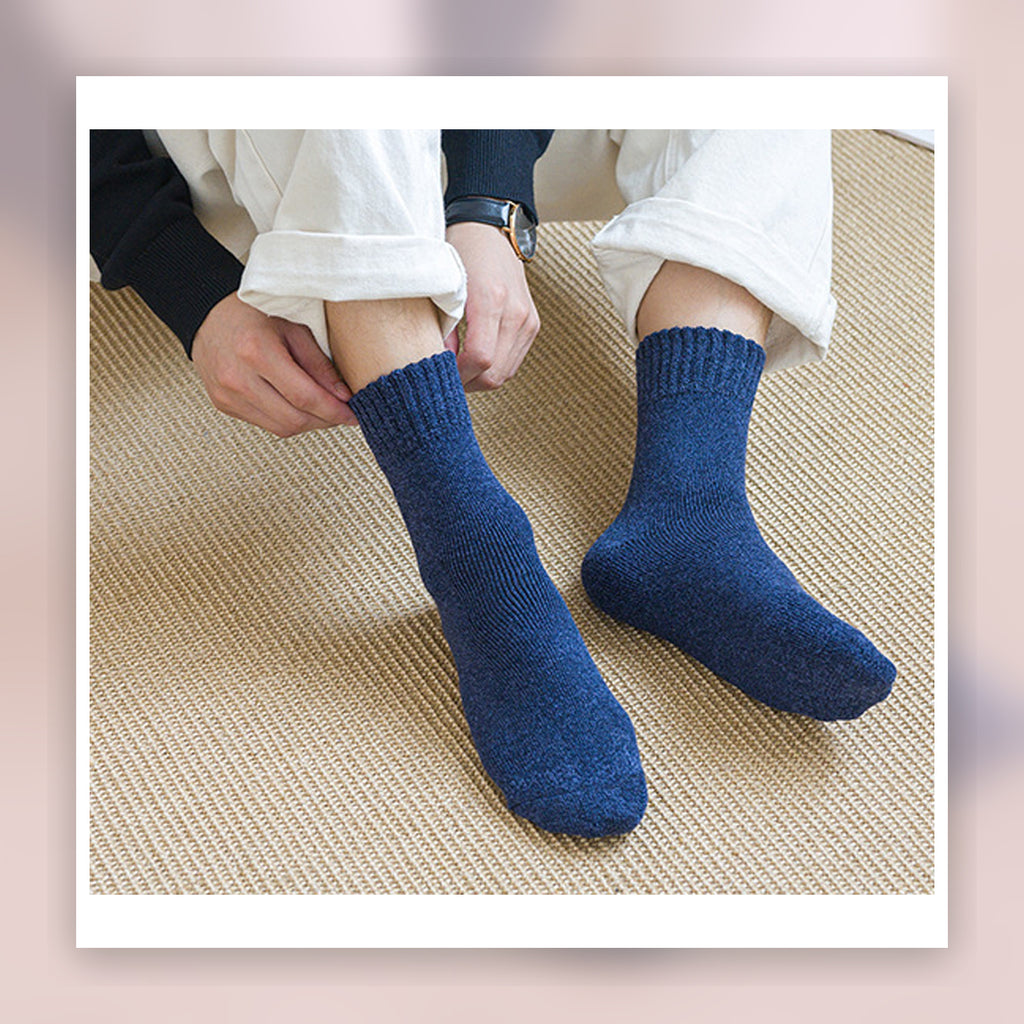 Chaussettes épaisses bleues portées à la maison
