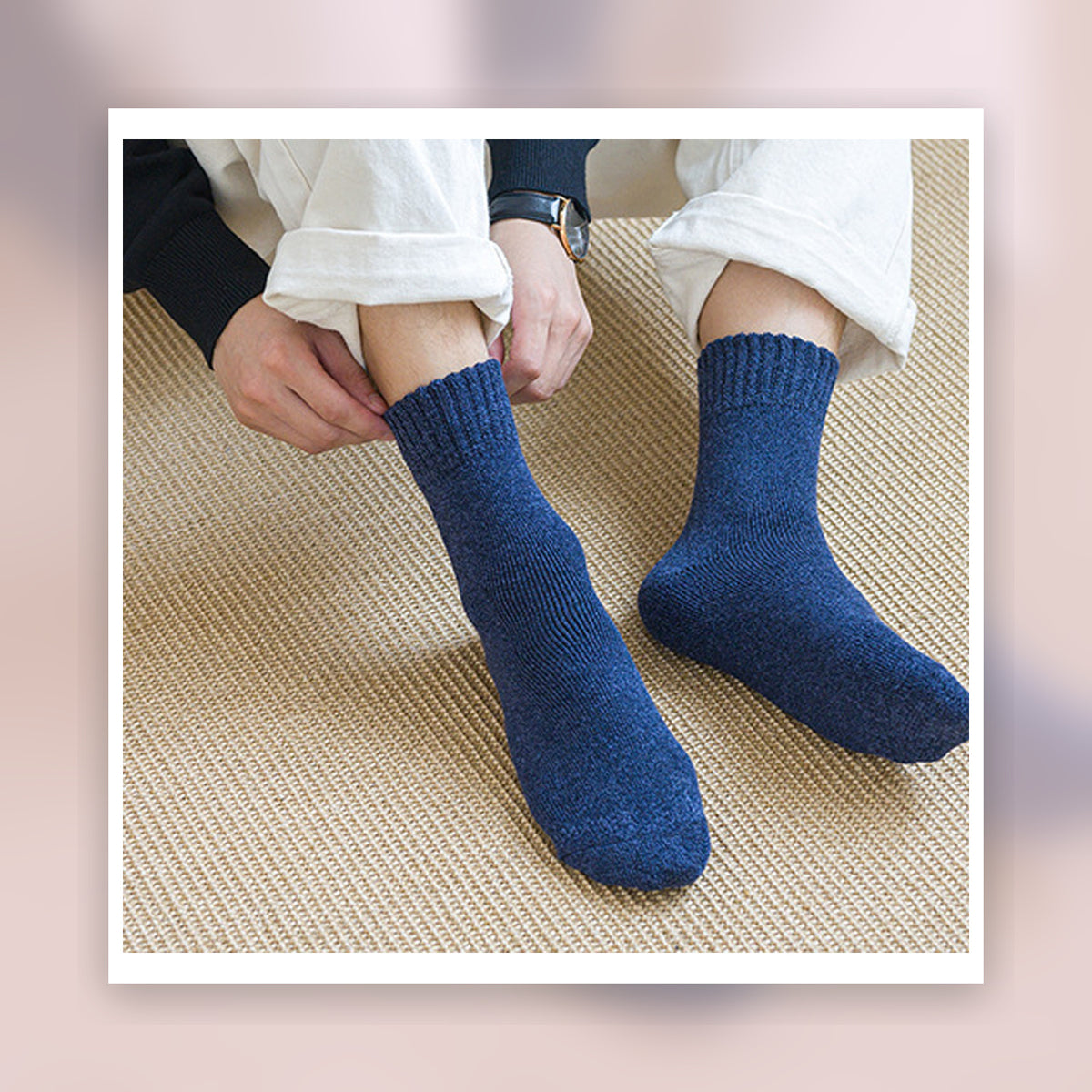 Chaussettes épaisses bleues portées sur le bas du mollet Image