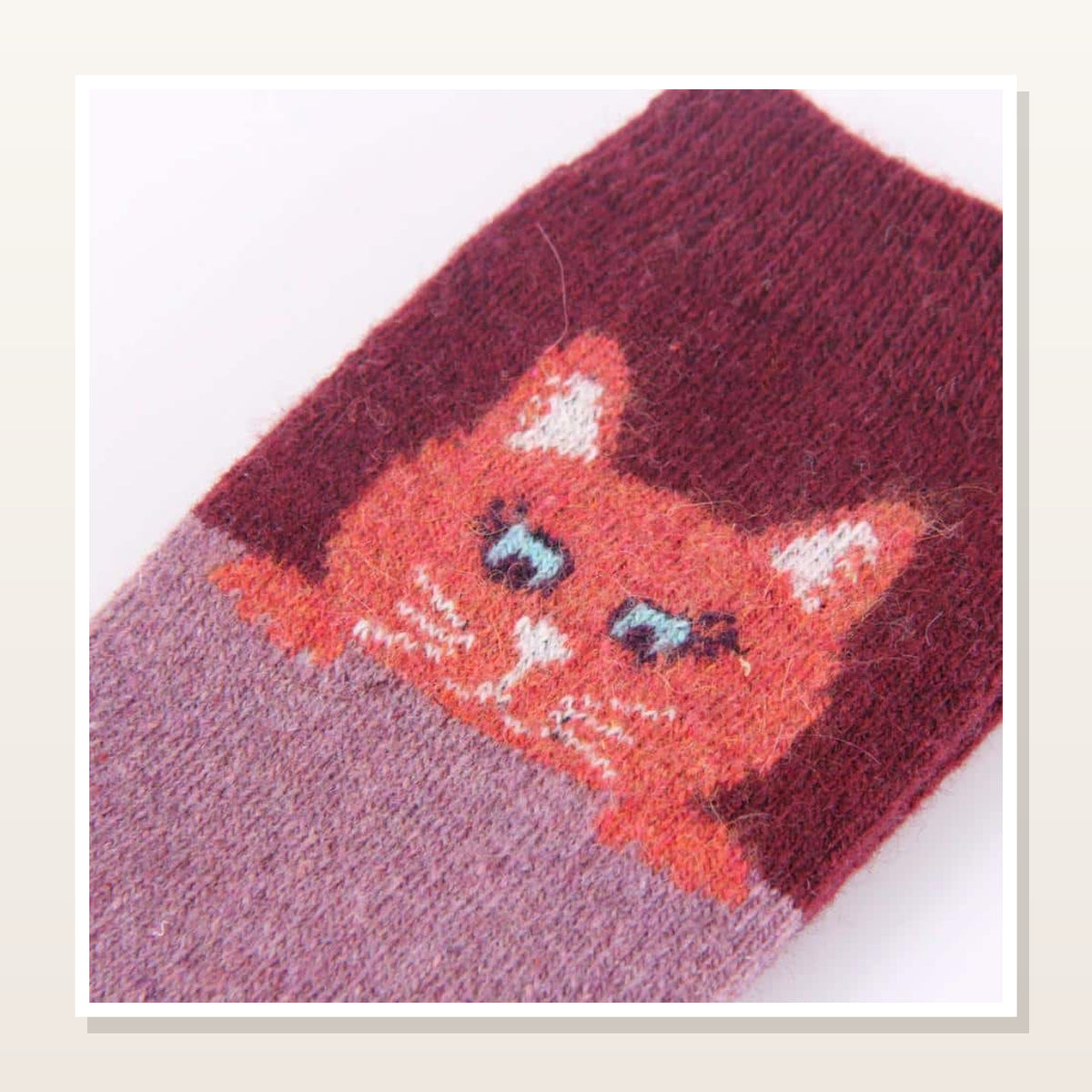 Détail du motif chat roux sur la chaussette mauve