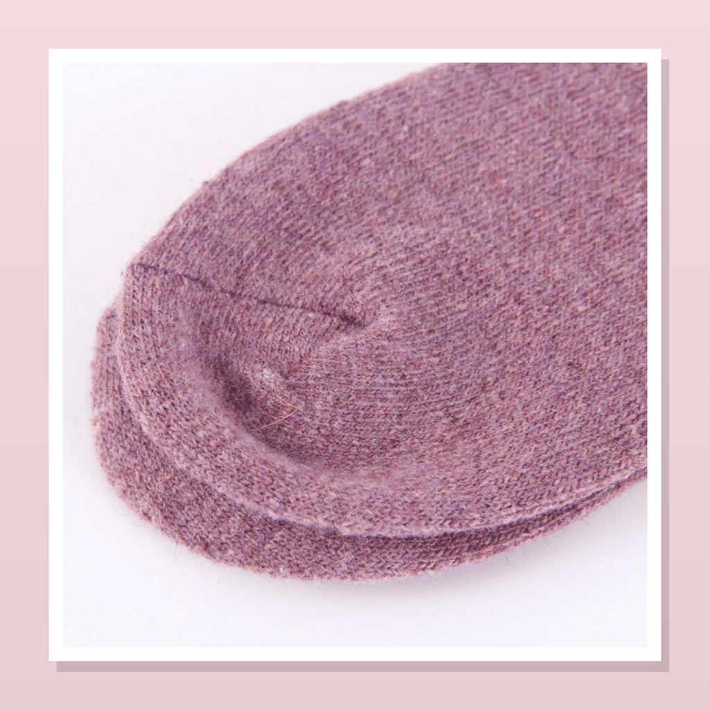 Détail de la pointe de la chaussette mauve