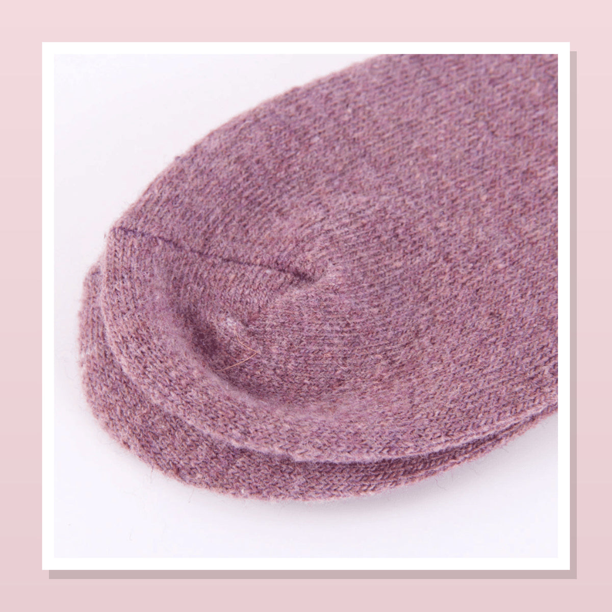 Détail de la pointe de la chaussette mauve