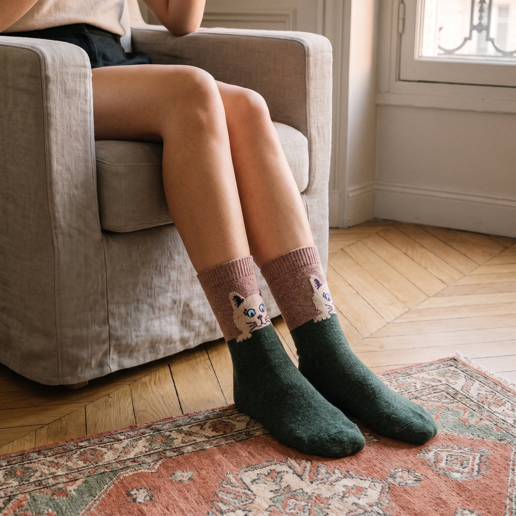 Chaussettes chat vertes portées dans un salon clair