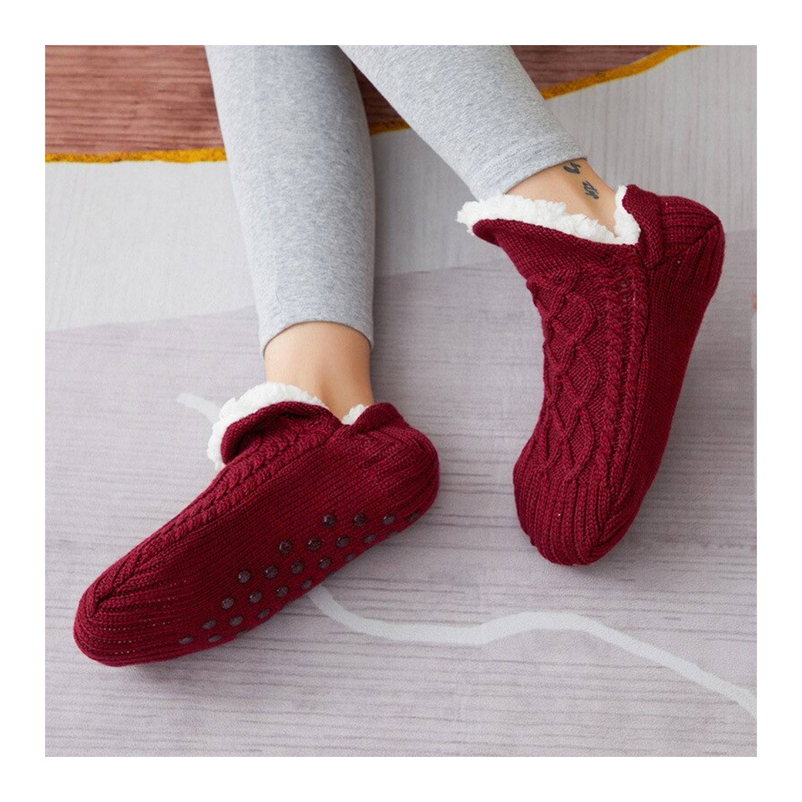 Chaussettes fourrées rouges portées avec semelle à picots visible Image
