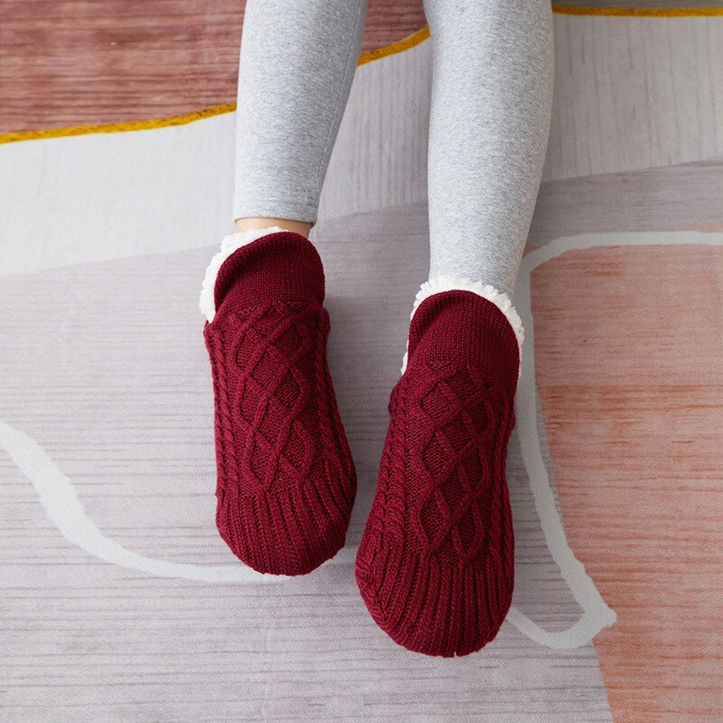 Chaussettes fourrées rouges à maille torsadée portées de face