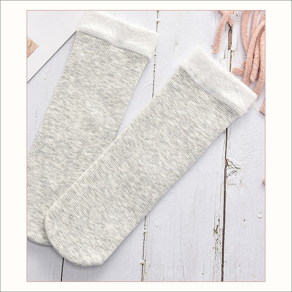 Paire de chaussettes fourrées anthracite à revers duveteux posée à plat
