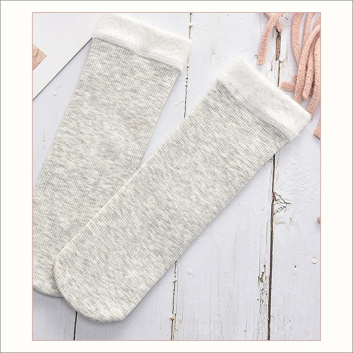 Paire de chaussettes fourrées anthracite à revers duveteux posée à plat