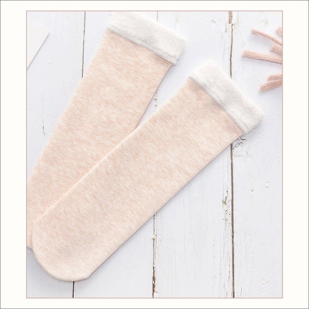 Paire de chaussettes fourrées chair à revers duveteux posée à plat