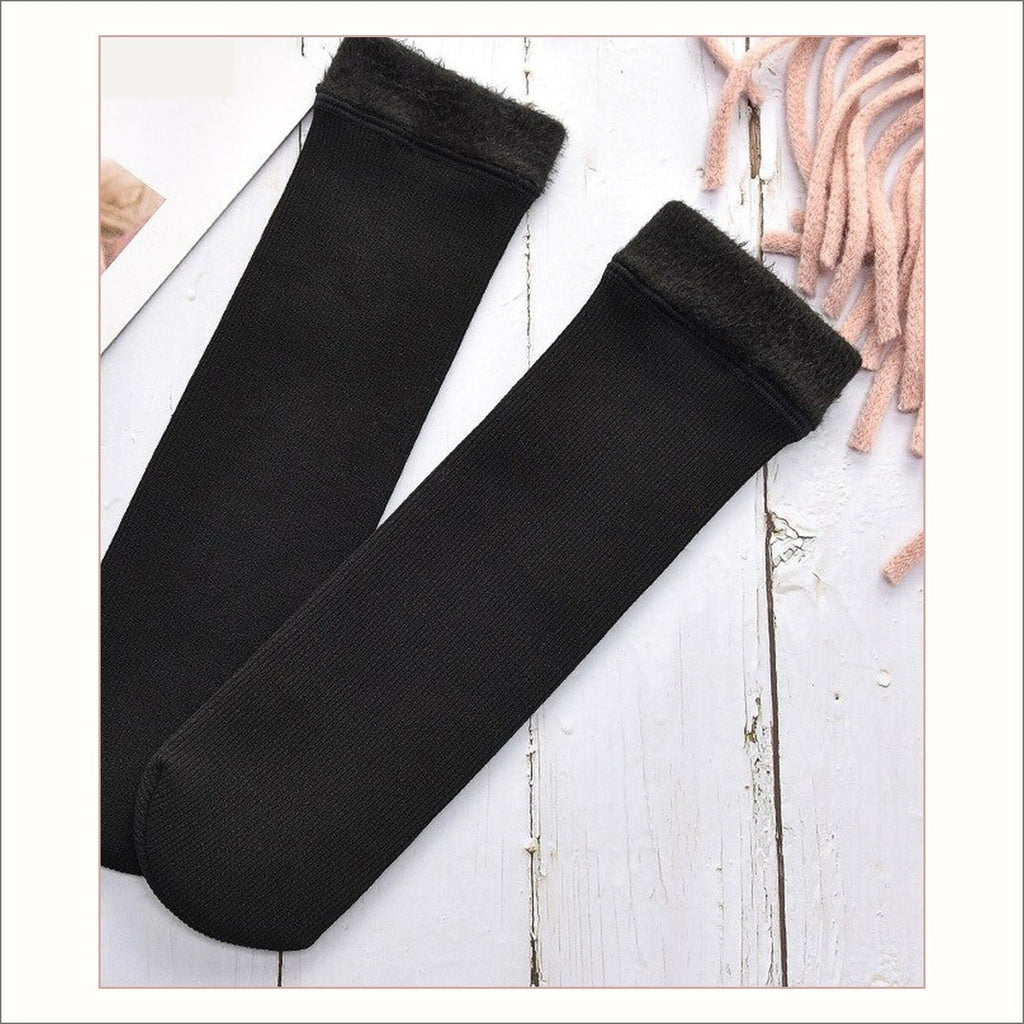 Paire de chaussettes fourrées charbon à revers duveteux posée à plat