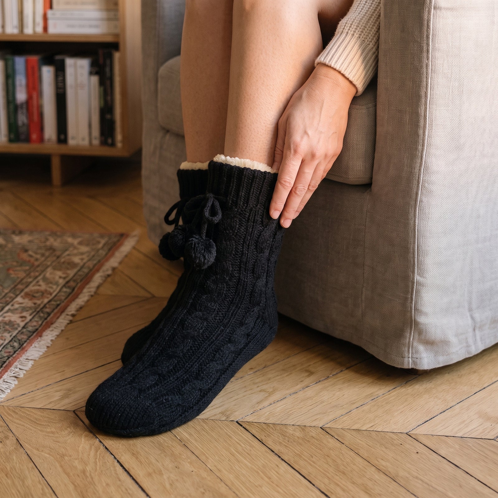Bord côtelé et torsades d’une chaussette fourrée portée au-dessus de la cheville Image