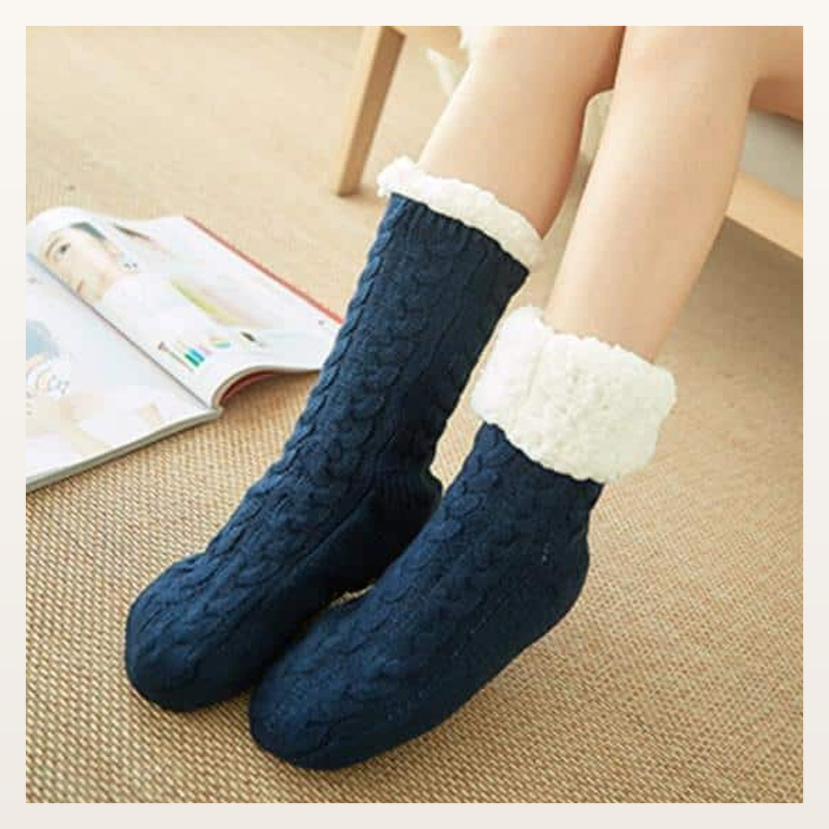 Chaussettes fourrées bleu foncé à motif torsadé et revers blanc, vue portée
