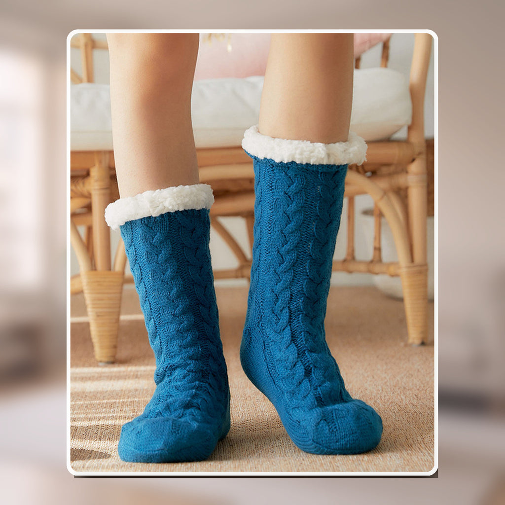 Chaussettes fourrées bleu à motif torsadé et revers blanc, vue portée