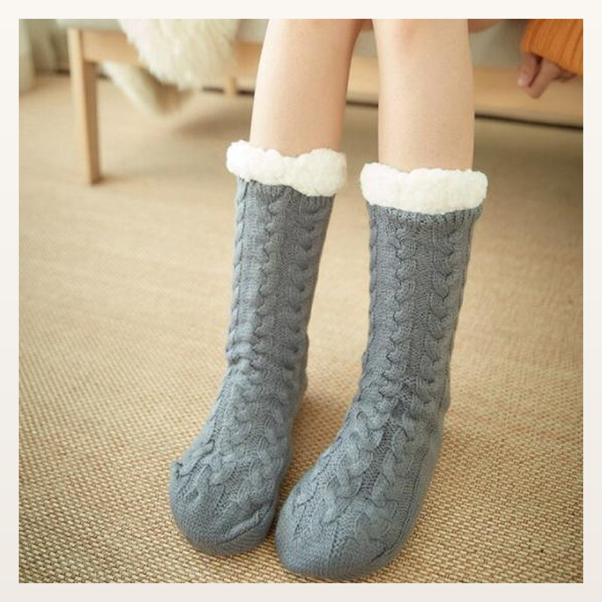 Chaussettes fourrées gris à motif torsadé et revers blanc, vue portée