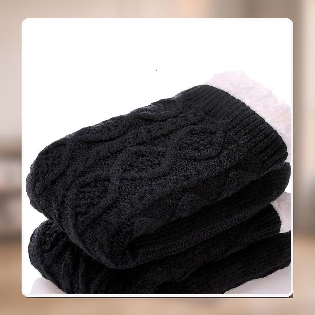 Paire de chaussettes fourrées noir pliée, doublure intérieure visible
